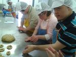 Haciendo rosquilla en el Centro de Promoción de Autonomia Personal  de Down Burgos